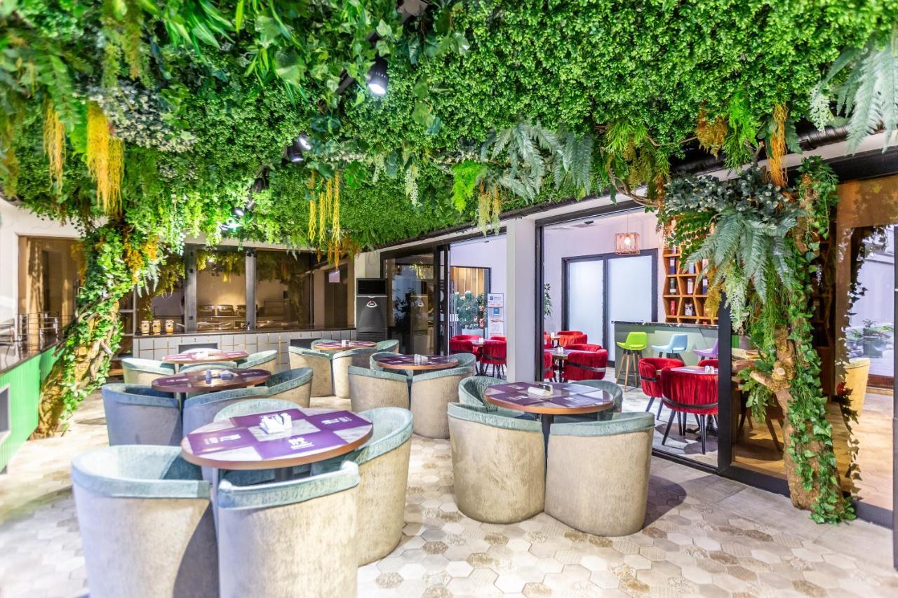 Ivy Garden Hotel Baku Exteriör bild Restaurant in the hotel