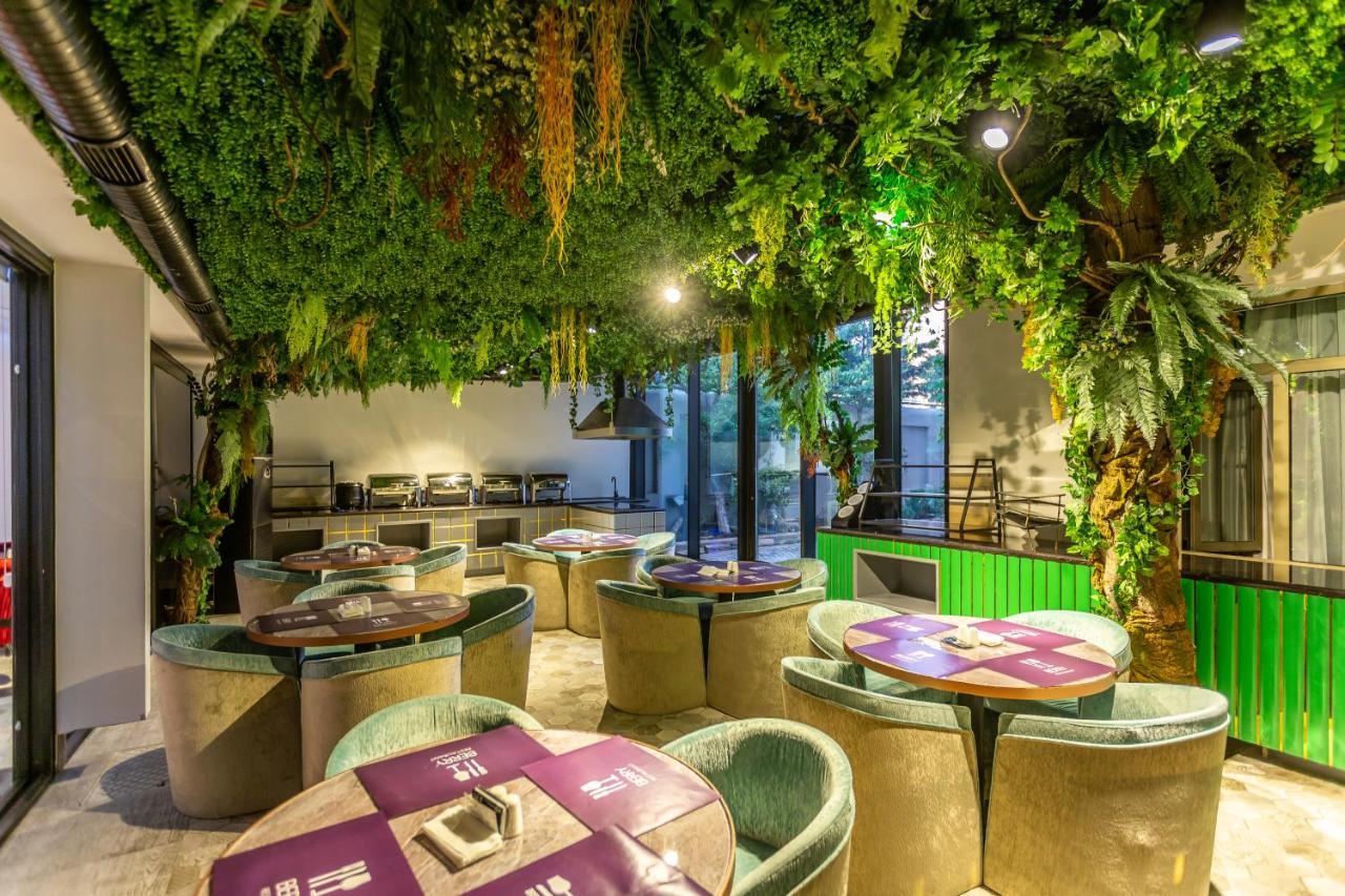 Ivy Garden Hotel Baku Exteriör bild The interior of the restaurant