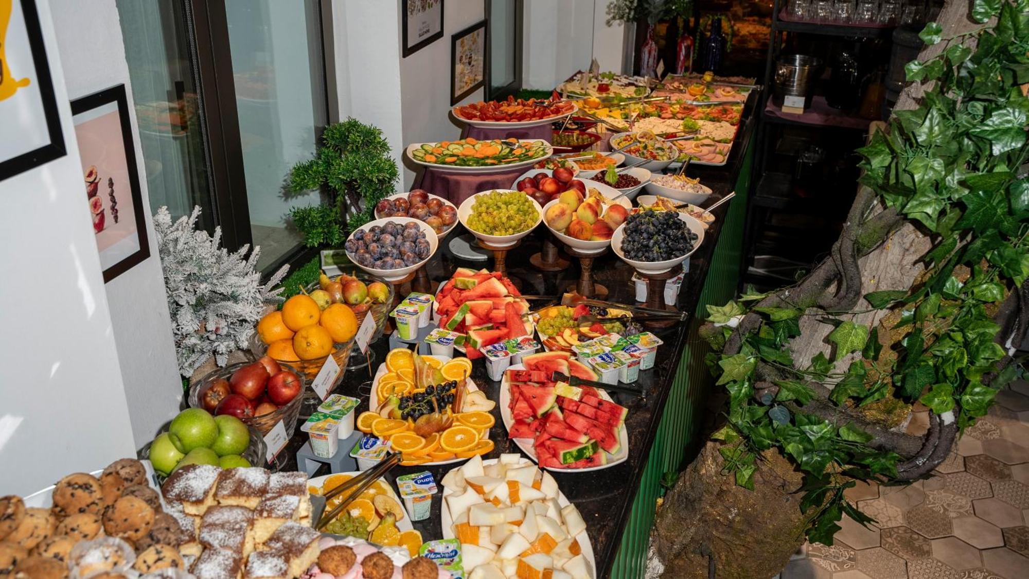 Ivy Garden Hotel Baku Exteriör bild A buffet of fruit and sweets