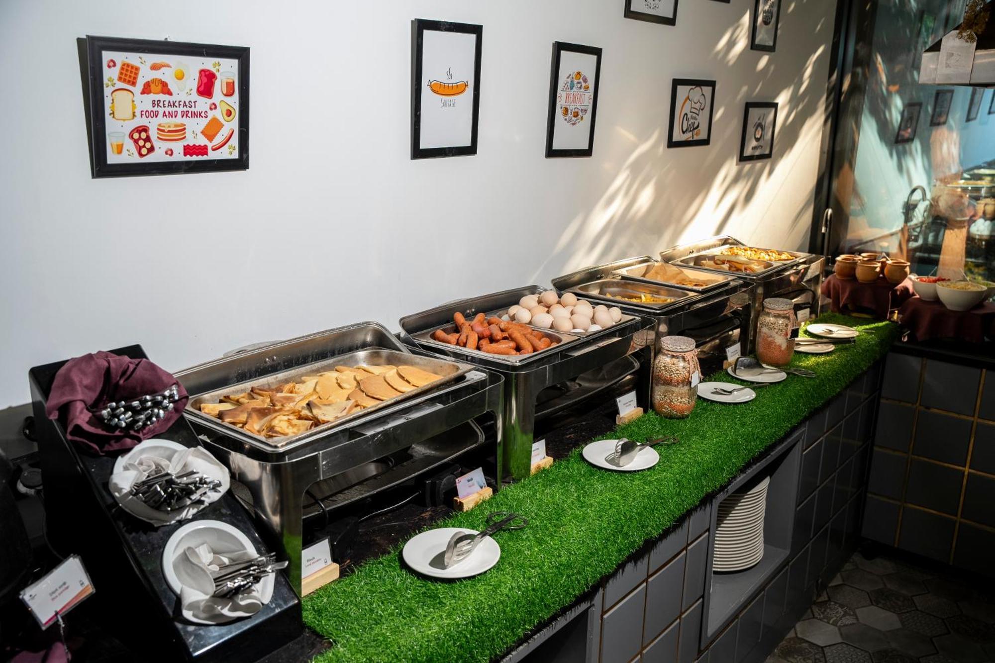 Ivy Garden Hotel Baku Exteriör bild A buffet at a hotel