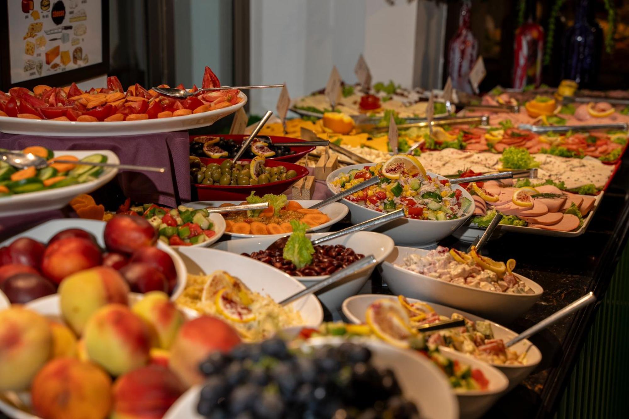 Ivy Garden Hotel Baku Exteriör bild A buffet