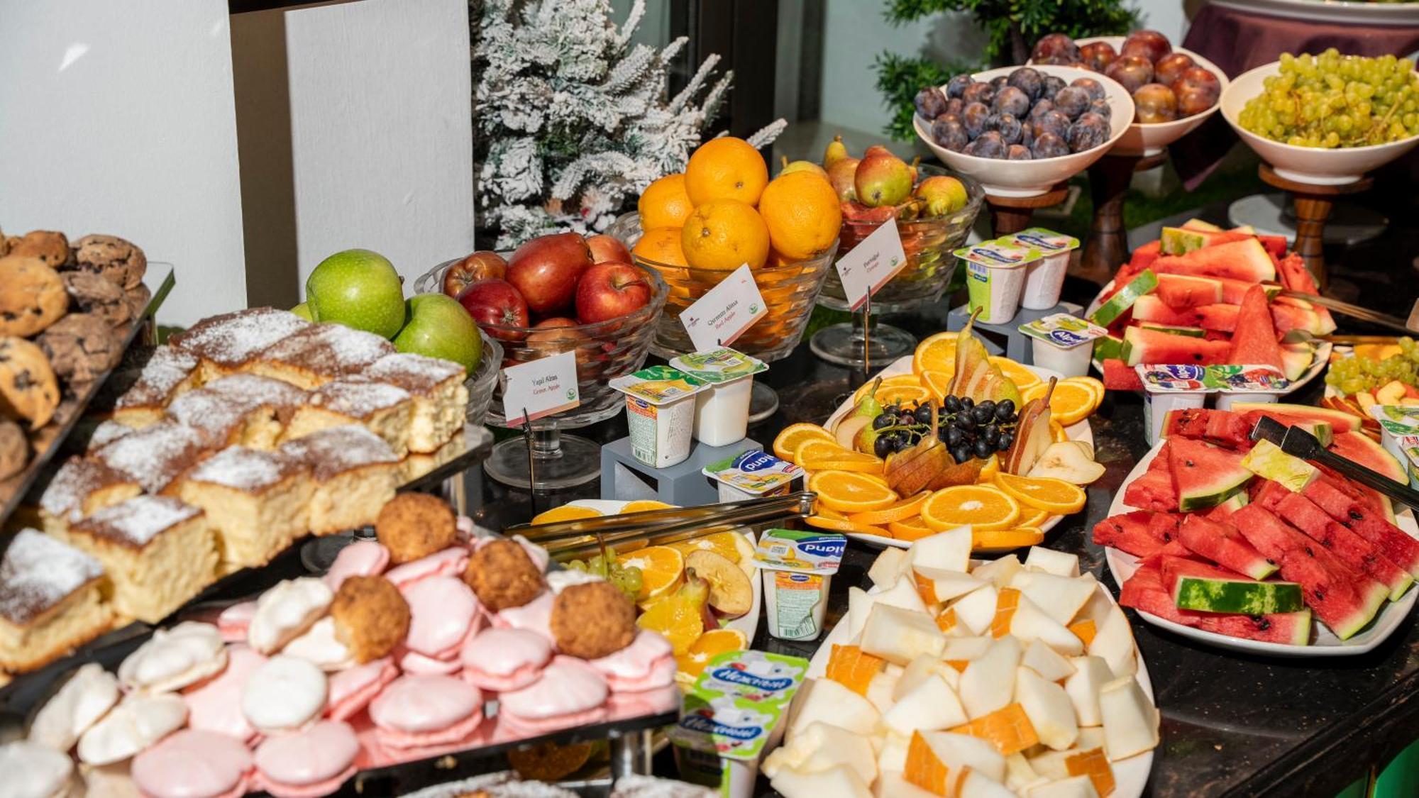 Ivy Garden Hotel Baku Exteriör bild A buffet of fruit and ham