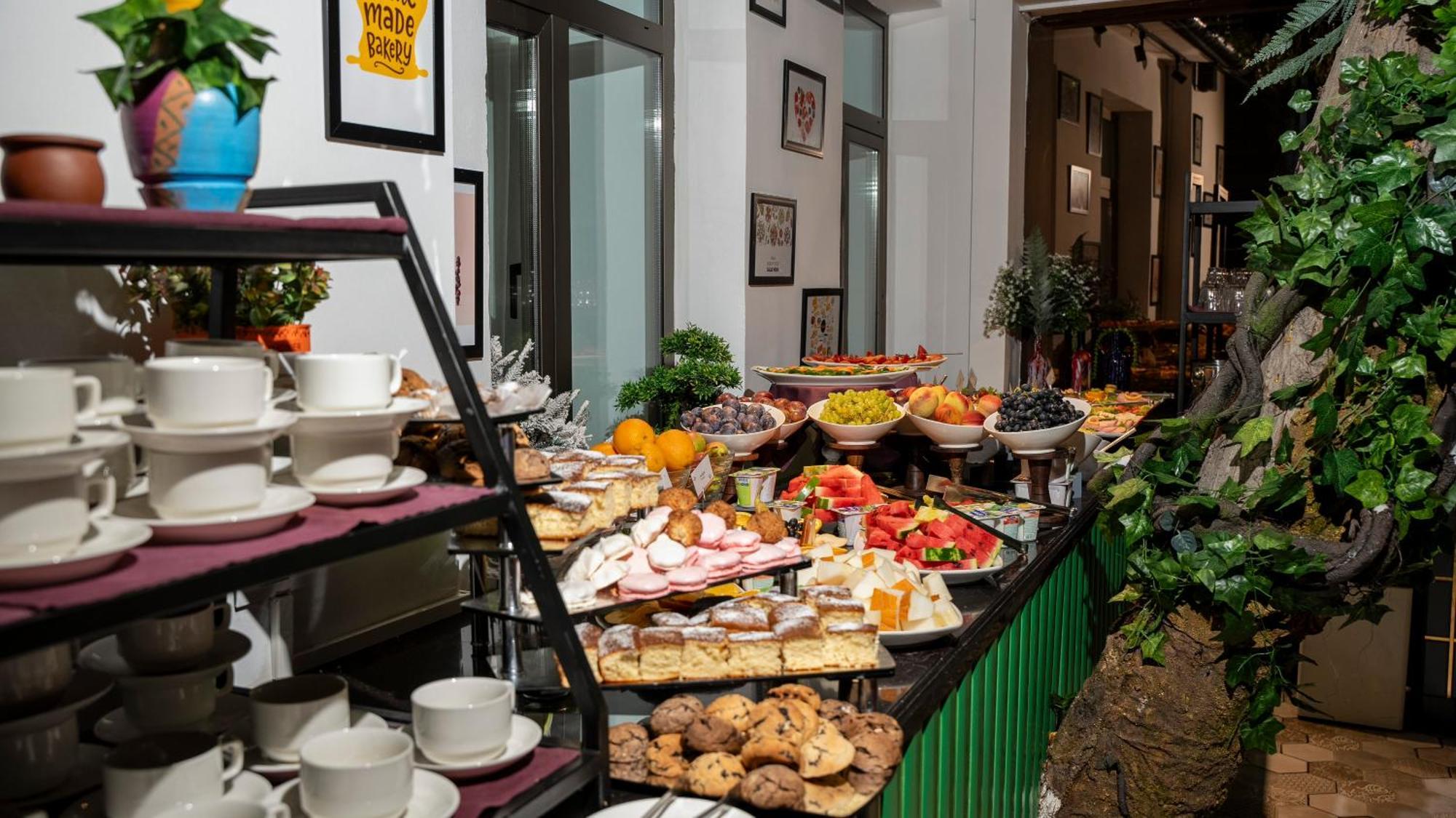 Ivy Garden Hotel Baku Exteriör bild A buffet at a hotel