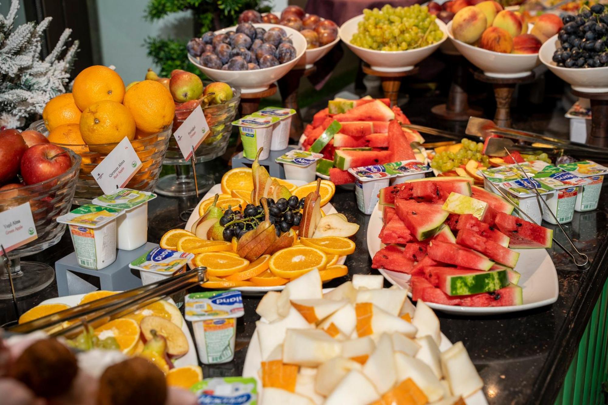 Ivy Garden Hotel Baku Exteriör bild A fruit salad