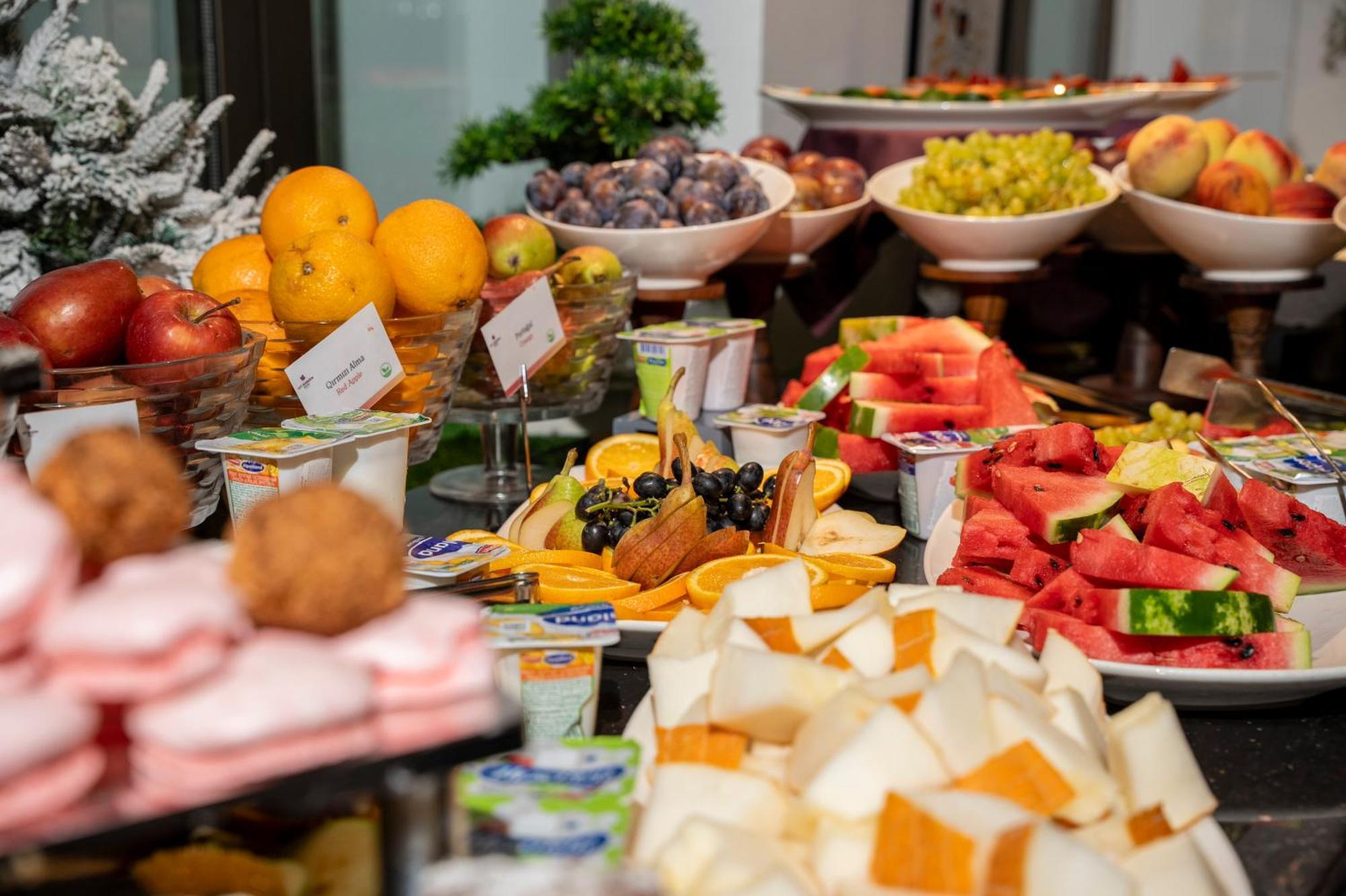 Ivy Garden Hotel Baku Exteriör bild A buffet of fruit