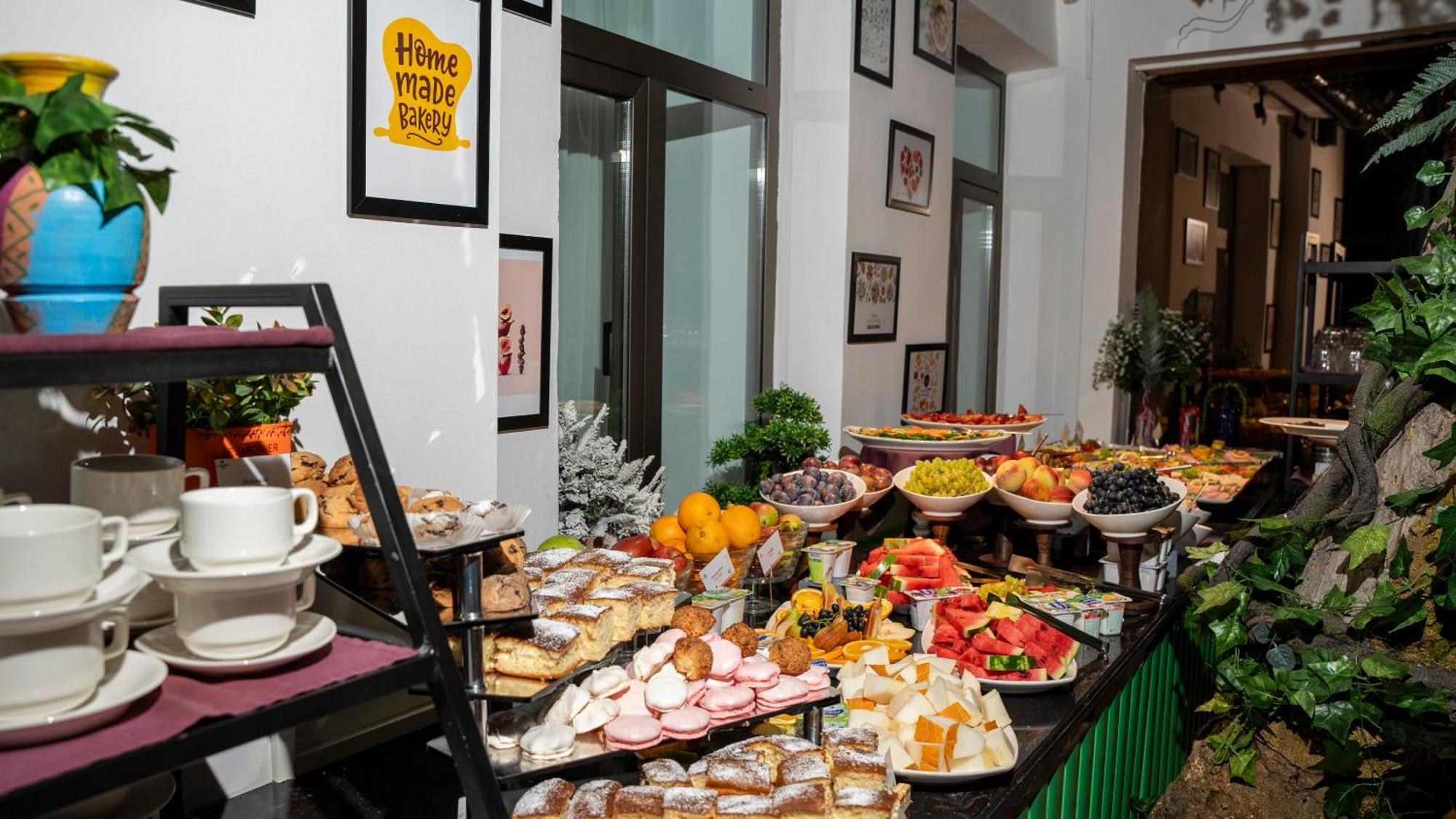 Ivy Garden Hotel Baku Exteriör bild A buffet at a party
